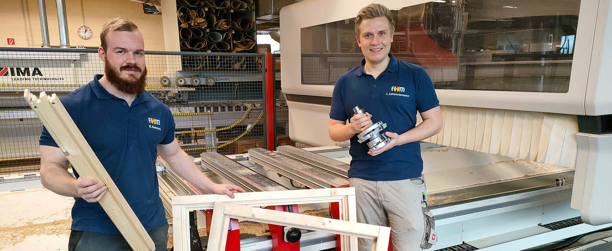 Die Studenten Jonah Johanniemann und Benjamin Beening haben bei der Installation des Postprozessors Ende 2021 geholfen und im Zuge ihrer Technikerarbeit die ersten Testfahrten mit dem Fensterbauprozessor durchgeführt.
